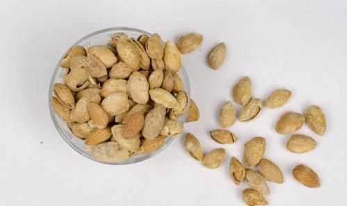 巴旦木咬開(kāi)后里面有的白有的黃有的咖啡色，這屬正常還是壞了