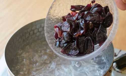 為什么用葡萄皮煮出來(lái)的水加了冰粉粉之后變成綠色了