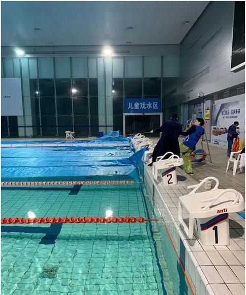 標準的游泳館,含水量是多少?lài)?水溫多少
