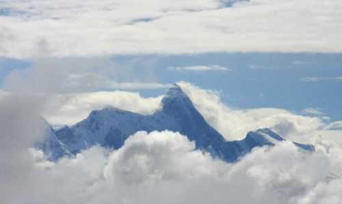 李白的《關(guān)山月》中“蒼茫云海間”的上一句是什么?