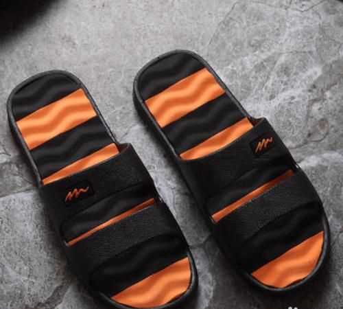 新買(mǎi)的拖鞋有一股很強烈的塑料的臭味，怎么將它去除