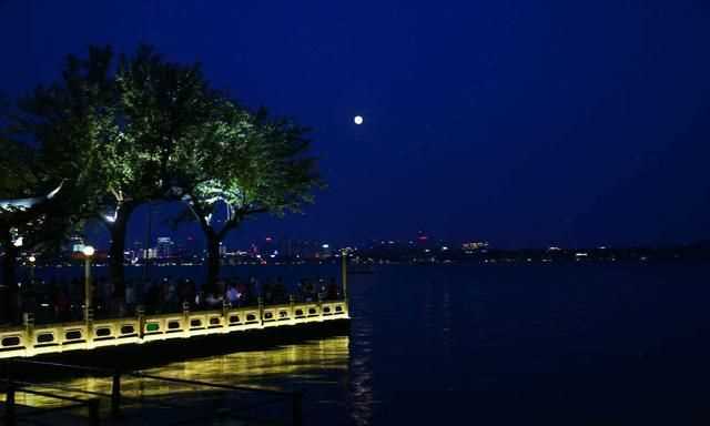 西湖十景介紹，西湖十景名稱(chēng)有什么含義和來(lái)歷？雙峰插云為什么看不到了？圖4