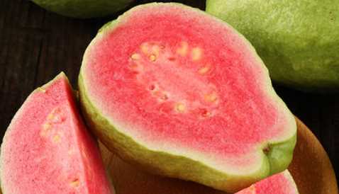 芭樂(lè )有紅肉的,紅心芭樂(lè )有什么功效與作用及禁忌圖1