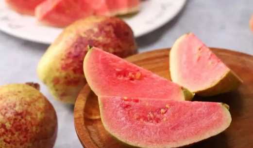 芭樂(lè )有紅肉的,紅心芭樂(lè )有什么功效與作用及禁忌圖3