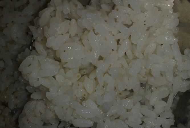 家里的大米發(fā)霉顏色發(fā)暗,灰灰的,生蟲(chóng)子怎么辦