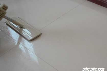 為什么地板拖完會(huì )有一層灰