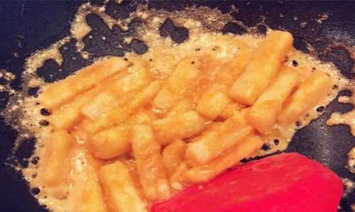 怎么炒咸蛋黃,怎樣炒咸蛋黃土豆絲圖6