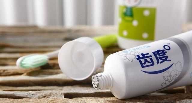 牙膏打開(kāi)一年還能用嗎，牙膏瓶蓋掉了的牙膏還能繼續用嗎？圖3
