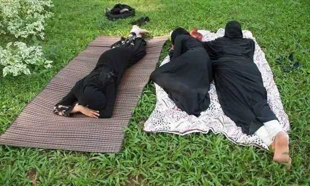 一個(gè)人喜歡睡在露天的外面正常嗎