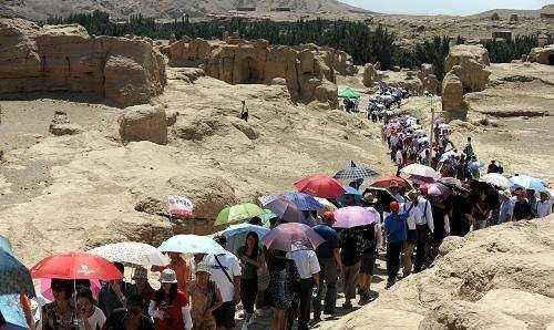 我國夏季早穿皮襖晚穿紗抱著(zhù)火爐吃西瓜的地區是