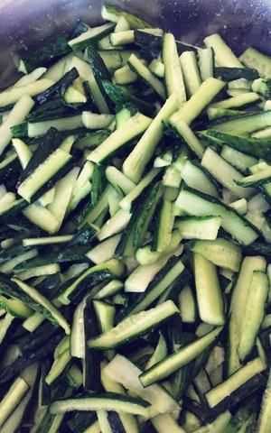 怎樣做腌黃瓜好吃又簡(jiǎn)單,怎么腌黃瓜比較好吃又脆視頻圖1