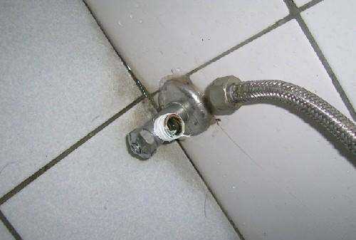 防水膠帶怎么使用,水膠布纏法 怎樣纏防水膠布視頻圖4