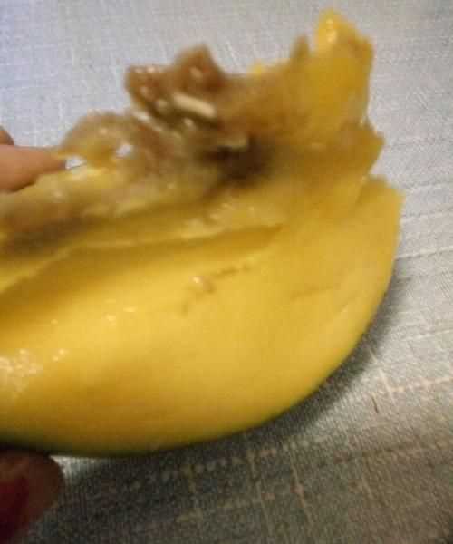剝了芒果皮為什么有很大奇怪味道呢