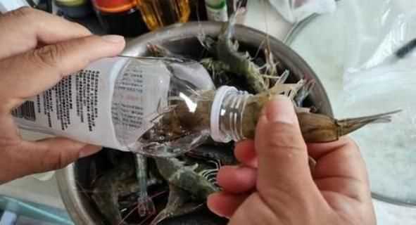 礦泉水瓶?jì)鑫r要放水嗎