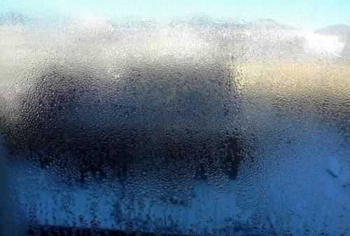窗戶(hù)玻璃有水蒸氣怎么處理