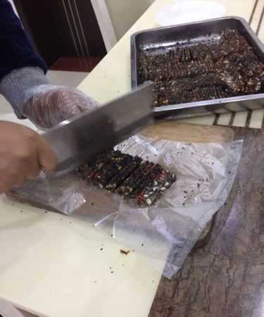 問(wèn)：阿膠糕做好了也凝固了，裝入真空袋發(fā)現有水分滲出，懷疑還沒(méi)有熬透就加材料了這種情況能不能重新熬