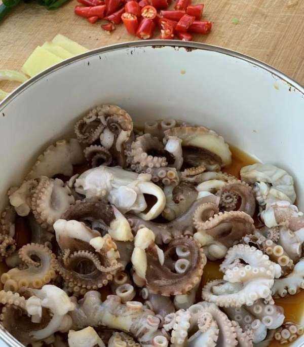 海鮮爆頭是什么東西,海邊有些漁民吃八爪魚(yú)動(dòng)不動(dòng)就是爆頭的圖3