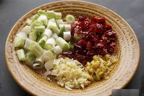 怎么炒雞丁好吃,雞丁怎么做好吃簡(jiǎn)單的家常的圖8