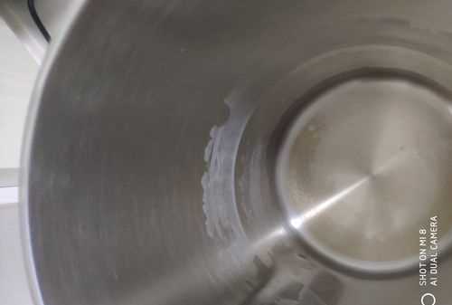 家用熱水瓶?jì)饶懕谏系慕饘偈鞘裁?></p>
<h2>家用熱水瓶?jì)饶懕诘你y白色金屬是什么</h2>
<p>體溫表內填充的金屬是汞；<br> 用于包裝糖果、香煙的銀白色金屬材料是展性好的鋁；<br> 家用熱水瓶?jì)饶懕谏系你y白色金屬是銀．<br> 故答案為：汞；銀；鋁．</p>
<p><img src=