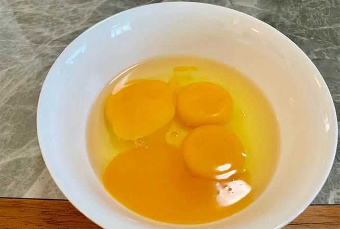 雞蛋黃散了沒(méi)臭味還可以吃嗎