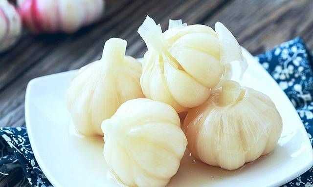 用水封口玻璃罐腌制糖蒜兩天了，現在糖蒜出現冒氣泡現象，這是什么原因