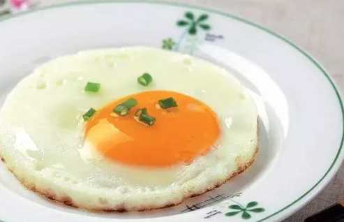 雞蛋放微波爐加熱可以,整個(gè)雞蛋可以微波爐加熱嗎圖2