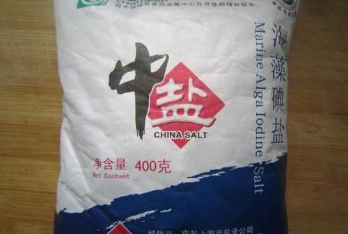 填上合適的質(zhì)量單位．一袋食鹽重500______； 小紅的體重25______；一輛卡車(chē)的載重量是8______；一枚2分