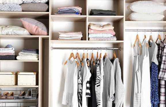 衣服放在柜子里會(huì )發(fā)霉,冬天衣服放柜子里兩個(gè)月會(huì )發(fā)霉嗎圖1