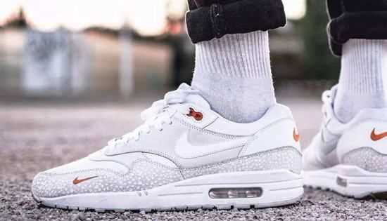 白鞋子有黃斑怎么去除,白色運動(dòng)鞋上的黃色污點(diǎn)怎么去掉啊圖2