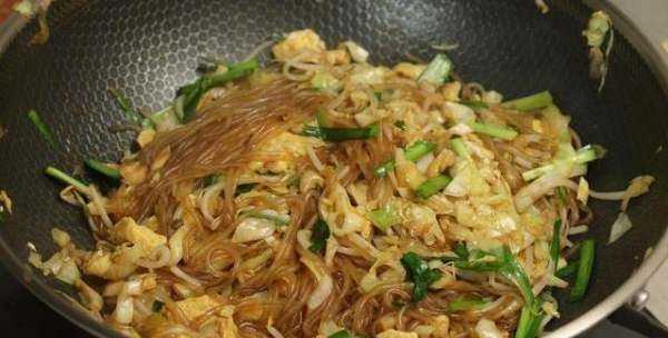 粉條怎么炒不粘在一起,炒粉條時(shí) 粉條不粘的方法圖5