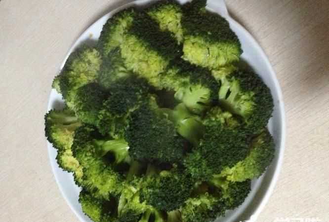 西蘭花可以蒸著(zhù)吃嗎,西蘭花可以蒸著(zhù)吃