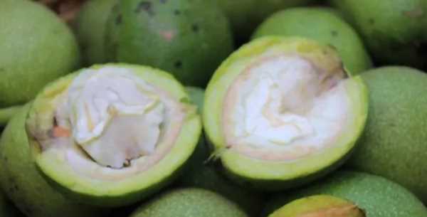 核桃去綠皮方法最快的辦法是什么,青皮核桃怎么快速去皮方法圖2