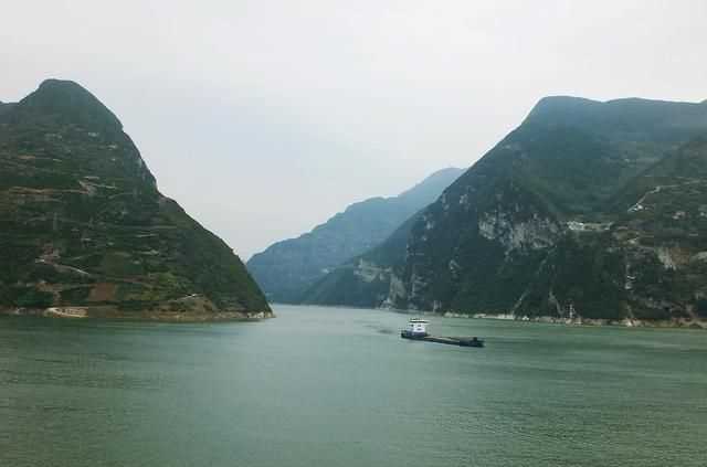 分別概括三峽四個(gè)季節的特點(diǎn)