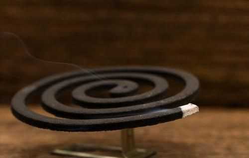 點(diǎn)燃的蚊香應該放在哪里a窗戶(hù)b桌子c地板磚上