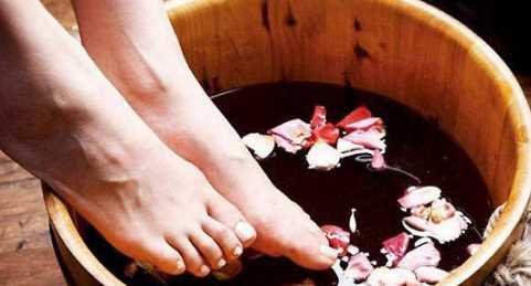 鹽水泡腳的危害,鹽水泡腳對身體的好處以及壞處都有哪些呢圖7
