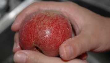 什么可以清除桃子表面的細毛,桃子去毛怎么洗干凈圖4