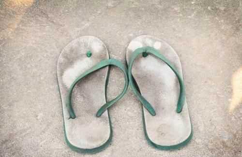 拖鞋穿久了發(fā)黃是什么原因