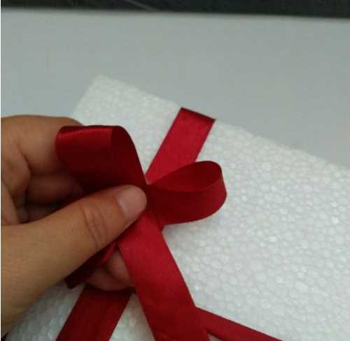 禮帶的結怎么打,包裝盒絲帶蝴蝶結的打法圖8