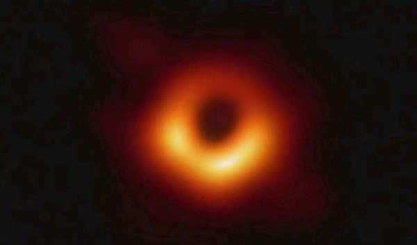 黑洞吞噬太陽(yáng)系的圖片,如果太陽(yáng)突然被蟲(chóng)洞吃掉了會(huì )怎么樣圖16