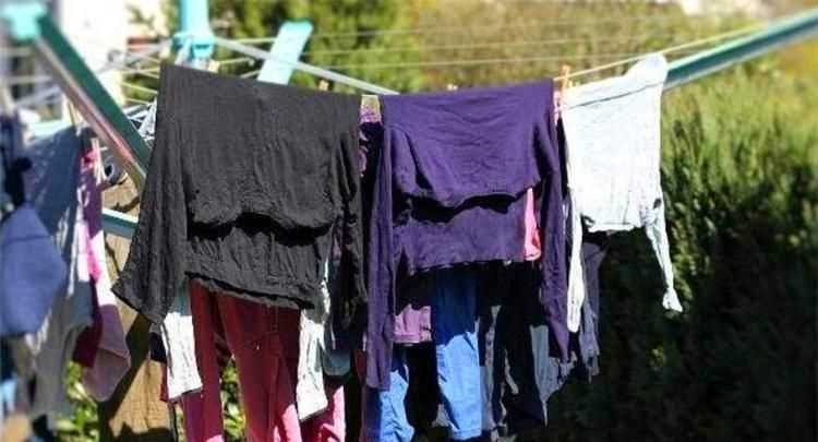 洗過(guò)曬干的衣服有一股臭味，是什么造成的