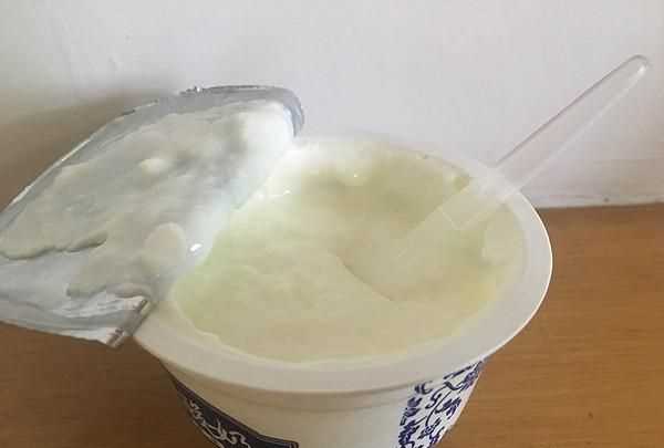 純牛奶開(kāi)封后常溫下一天就變酸了，正常嗎