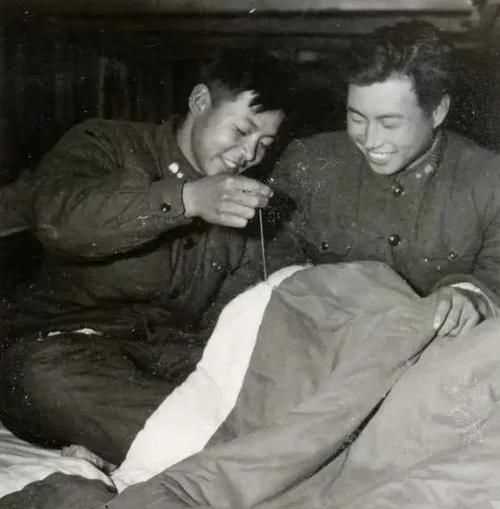 不怕?tīng)奚挠⑿塾心男?></p>
<h2>紅色故事手抄報內容文字</h2>
<p>《狼牙山五壯士》是家喻戶(hù)曉的紅色經(jīng)典故事，還入選了小學(xué)語(yǔ)文課本。1941年9月25日，數千名日偽軍在河北易縣狼牙山地區實(shí)施“清剿”。</p>
<p>晉察冀一分區一團七連二排六班的5名戰士，即班長(cháng)馬寶玉，副班長(cháng)葛振林，戰士胡德林、胡福才和宋學(xué)義，為掩護主力部隊和群眾轉移，與敵人激烈戰斗，利用有利地形奮勇還擊，打退日偽軍多次進(jìn)攻，斃傷90余人。</p>
<p>后來(lái)把敵人引上了狼牙山棋盤(pán)陀峰頂絕路，在子彈打光了的情況下，寧死不屈的5壯士縱身跳下身后深不見(jiàn)底的懸崖，用生命和鮮血譜寫(xiě)出一首氣吞山河的壯麗詩(shī)篇。</p>
<p>最終葛振林和宋學(xué)義被山腰樹(shù)枝掛住，幸免于難，其他3名戰士壯烈犧牲。</p>
<p><img src=