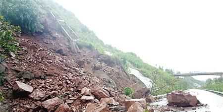 泥石流或山體滑坡時(shí)應趕快往前跑