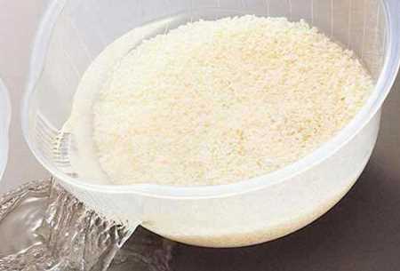 白色衣服發(fā)黃了怎么可以洗白,白衣服放時(shí)間長(cháng)變黃怎么辦圖1