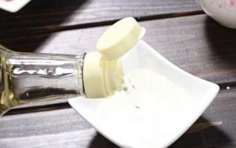 白色衣服發(fā)黃了怎么可以洗白,白衣服放時(shí)間長(cháng)變黃怎么辦圖2