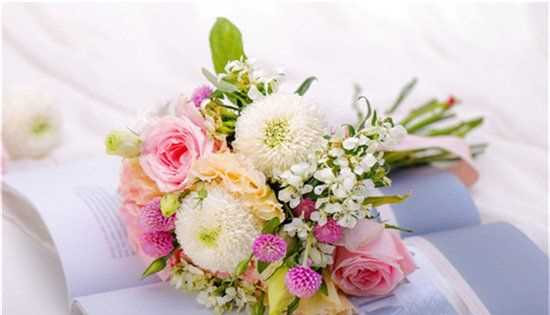 母親節送什么花,母親節送什么花給媽媽最合適?圖1