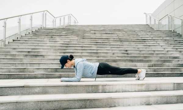 平板支撐怎么保護肘部,平板支撐胳膊抖是什么原因圖1