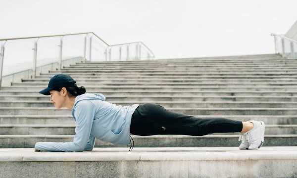 平板支撐怎么保護肘部,平板支撐胳膊抖是什么原因圖3