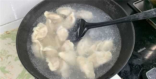 餃子是熱水下鍋還是冷水下鍋好?很多人都做錯了