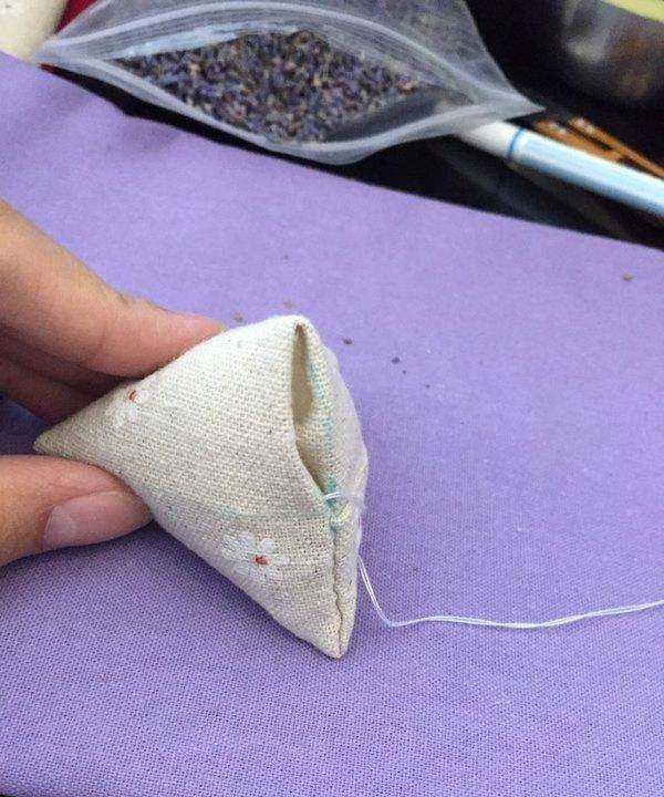 怎么做香包簡(jiǎn)單又好看,香囊的制作方法圖13
